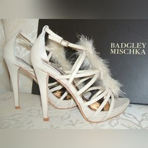 Badgley Mischka Suede Gladys Heels Size 7.5 Cream Ostrich Feathers